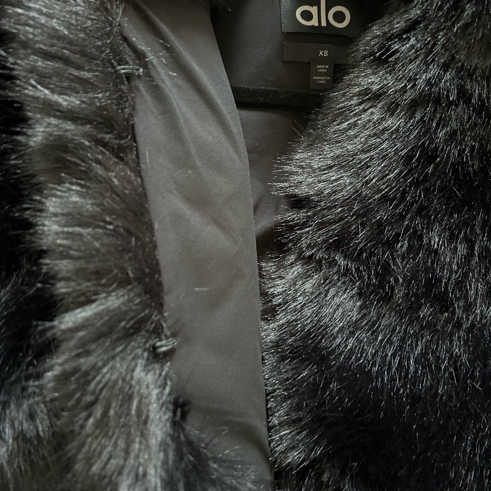 NWOT ALO Yoga Opulent Faux Fur Cropped Jacket Coat XS Black - Picture 6 of 10